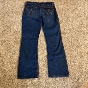 Women's Wrangler Retro Mid Rise Blue Jeans. Size 7 x 32. Like new.